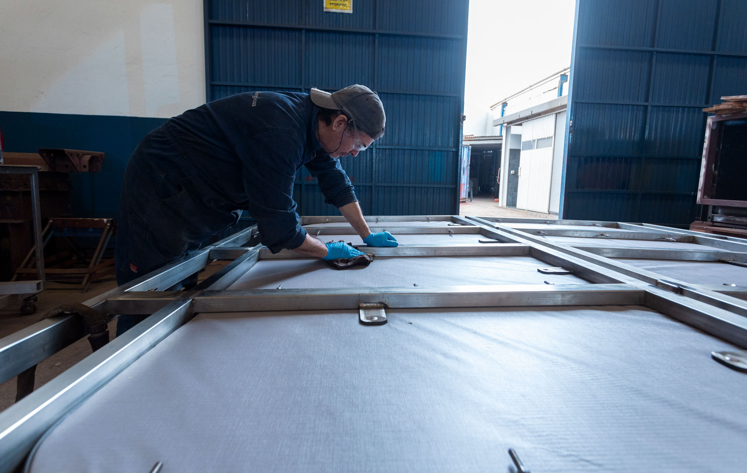 Fabricación y montaje de tapa abatible