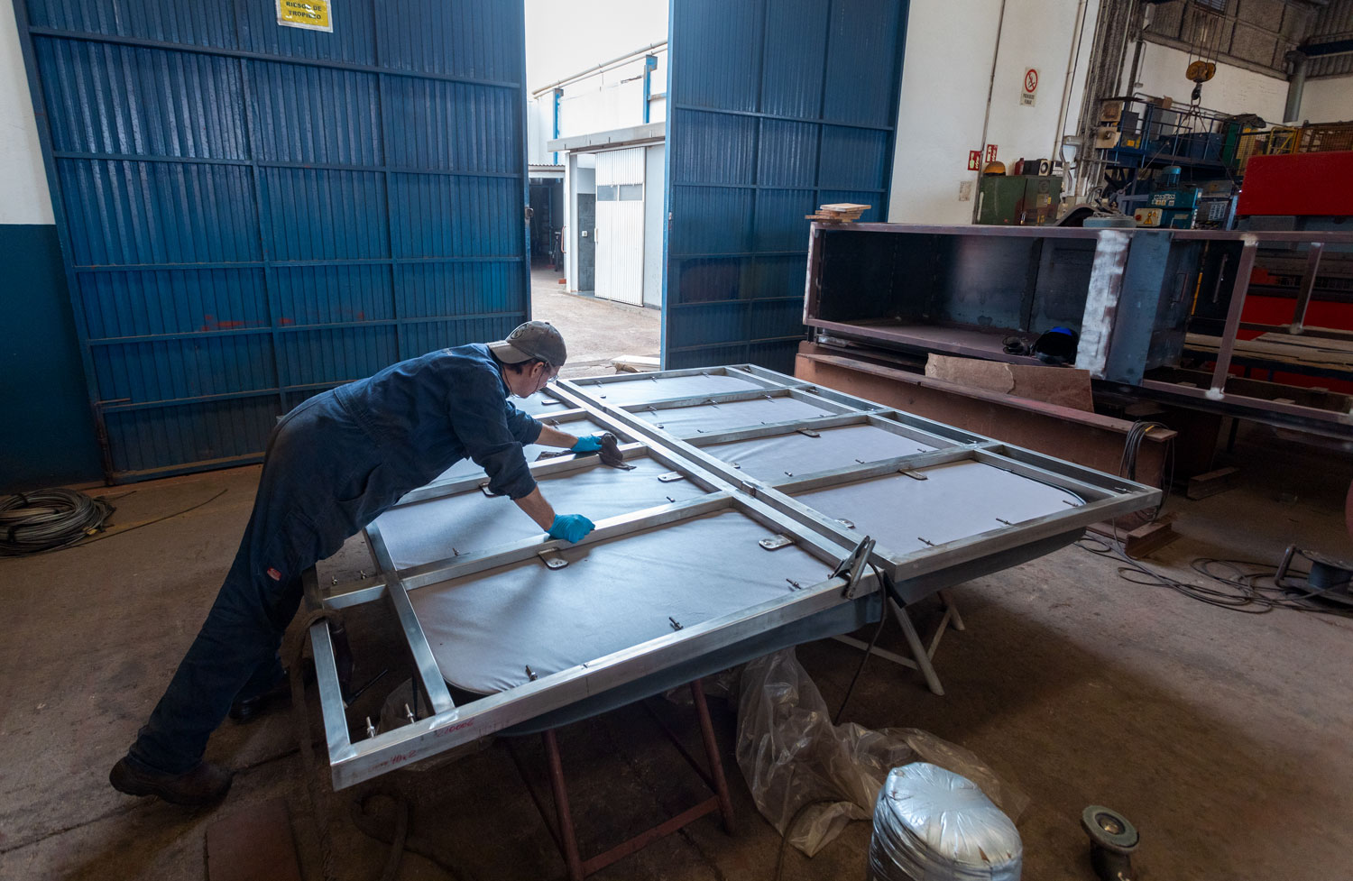 Fabricación y montaje de tapa abatible